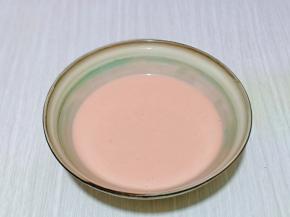 再滴入红丝绒液，充分拌均匀。(红曲粉也可以)