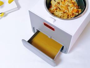 铛铛铛～拉出米汤盒，米饭与米汤分离呦～糖粉都在汤里，脱糖饭煲的特点就是米饭与汤是分离的，汤会流到机器下面的米汤盒里，米的自身糖分与淀粉都在米汤里，所以即使是减肥或者糖尿病人群也可以食用哈～