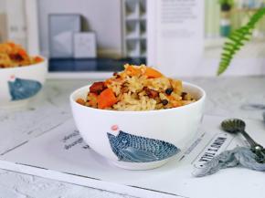 盛出装入碗中，健康低糖的红薯香菇鸡饭好了呦～