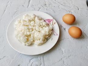 准备隔夜剩米饭与鸡蛋。