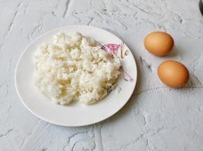 准备隔夜剩米饭与鸡蛋。