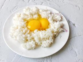 鸡蛋直接嗑入米饭里面。