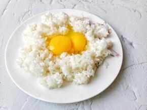 鸡蛋直接嗑入米饭里面。