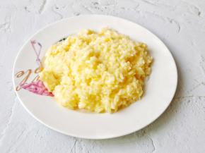 用筷子把米饭和鸡蛋搅拌在一起。