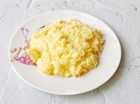 用筷子把米饭和鸡蛋搅拌在一起。