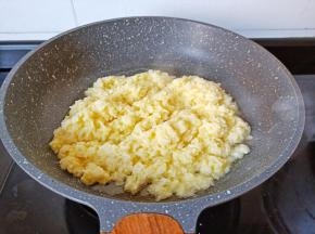 热锅热油下米饭开大火翻炒。