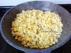 翻炒到米粒分开，都在锅里跳舞。