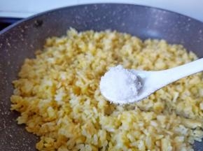 加一点细盐调味、撒点葱花起锅。