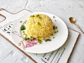 黄金蛋炒饭的诀窍要让米粒受热均匀，必须大火快速掂锅、让米粒在锅里跳舞！