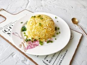 黄金蛋炒饭的诀窍要让米粒受热均匀，必须大火快速掂锅、让米粒在锅里跳舞！