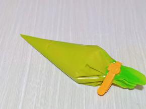 将做好的面糊装入裱花袋中，用夹子夹紧放入冰箱冷藏室，冷藏1小时。