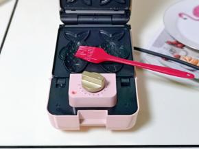 待面糊冷藏好后，首先将三明治机器连接电源预热，烤盘上刷少许玉米油。