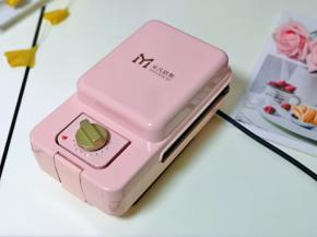 盖上米凡欧斯华夫饼机器盖子，将旋钮转到3分钟位置，就不用管它啦！时间到后如果觉得颜色不够深的话，可以再加1分钟。