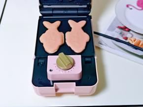 再把冷藏好的面糊挤入模具中，我没有加馅，所以我把模具装满了，如果加入豆沙馅或者蜜豆馅的话，面糊挤8分满就可以。