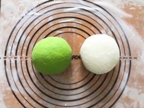 揉了两个颜色面团