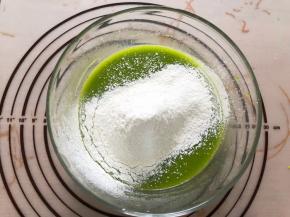 筛入低筋面粉搅拌均匀