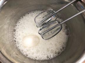 蛋白加入柠檬汁，低速打发至有粗泡的状态，加入三分之一白砂糖