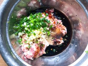 加入葱姜蒜顺着一个方向搅拌均匀