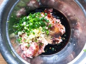 加入葱姜蒜顺着一个方向搅拌均匀