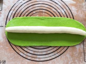 白色面团戳成长条，菠菜面团擀成薄片