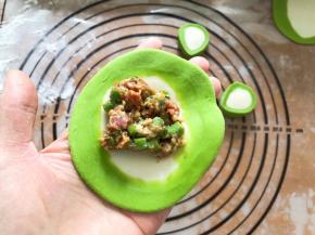 放入一勺肉馅
