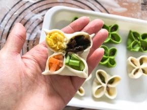 放入四喜饺中，四头捏一下更好看，完成