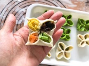 放入四喜饺中，四头捏一下更好看，完成