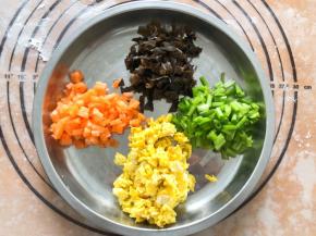 准备好四喜蒸饺的馅，鸡蛋炒熟切小粒，木耳泡发切小粒，红萝卜切小粒，菠菜杆也切小粒