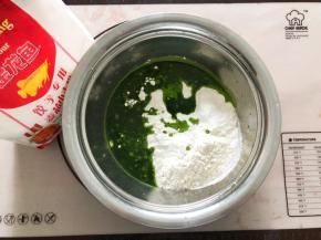 菠菜汁和面粉混合揉成团
