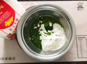 菠菜汁和面粉混合揉成团