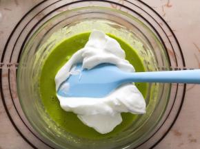 分三分之一蛋白到蛋黄糊中翻拌均匀