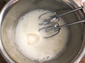 中速打发至粗泡消失，加入三分之一白砂糖