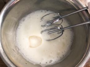 中速打发至粗泡消失，加入三分之一白砂糖