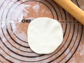 面团取一小块擀成饺子皮