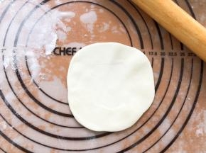 面团取一小块擀成饺子皮