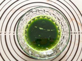 菠菜汁和玉米油混合搅拌均匀