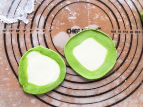 用擀面棒擀出饺子皮