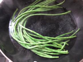 豆角煮至断生