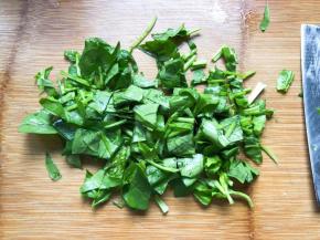 菠菜切小一点放入榨汁机中，我用了60克菠菜，放入少量的水，将菠菜打成汁