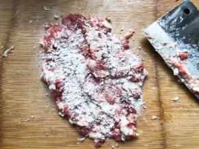 猪肉剁碎，中途加入一点淀粉一起剁