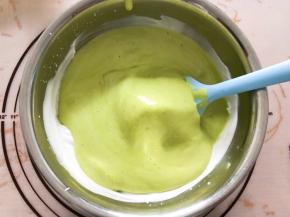 再倒回蛋白盆中继续翻拌均匀