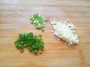 大蒜洗干净切成蒜末，小葱洗干净切成葱花碎，葱叶部分留出来备用。