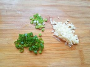大蒜洗干净切成蒜末，小葱洗干净切成葱花碎，葱叶部分留出来备用。
