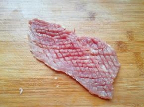 纯瘦肉洗干净，先切成片状，再切成网花状(类似切鱿鱼花的方法)，最后切成小块。