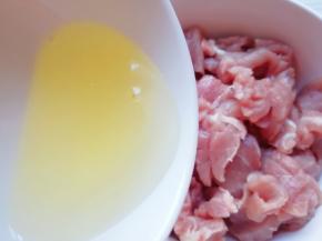 将切好的瘦肉块放进大碗里面，加入一个蛋清。