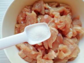 放适量的盐，搅拌均匀静置20分钟进行腌制。