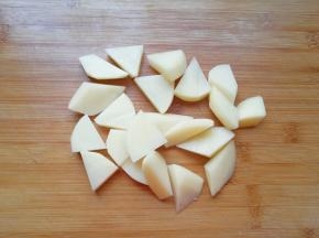 土豆去皮洗干净切成滚刀块备用。