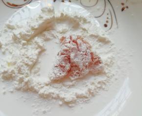 腌制好的肉块裹上一层玉米淀粉。