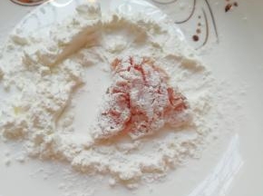 腌制好的肉块裹上一层玉米淀粉。