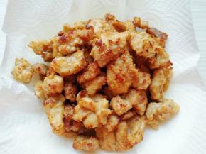 炸至金黄色捞出备用。